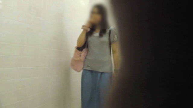 お銀さんの洗面所突入レポート!! Vol.31あっ!とカメラに目が合う可愛い娘の排尿観察!