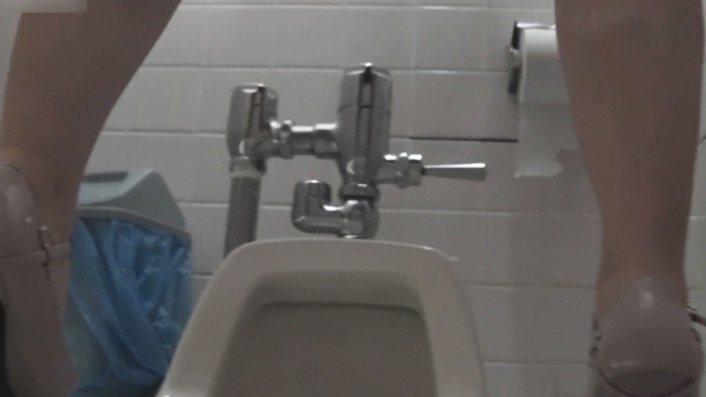 お銀さんの洗面所突入レポート!! Vol.31あっ!とカメラに目が合う可愛い娘の排尿観察!