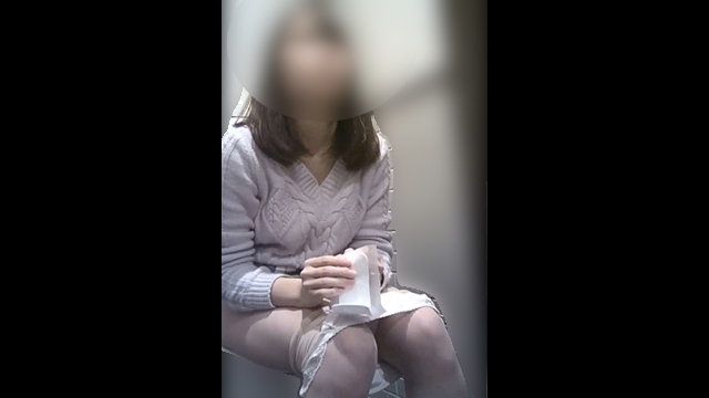 Real女子トイレ Vol.13 チェックのスカートのJD風美女のオリシー交換に注目ｗ