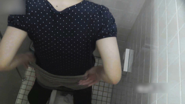 お銀さんの洗面所突入レポート!! Vol.31あっ!とカメラに目が合う可愛い娘の排尿観察!