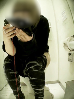 極上ショップ店員トイレ盗撮 ムーさんの プレミアム化粧室 File.002ロックなお姉さん☆