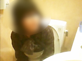 ガチ盗撮!突撃!女子化粧室の真実  Vol.18大人なスレンダー女性ペロンとお尻丸出し!